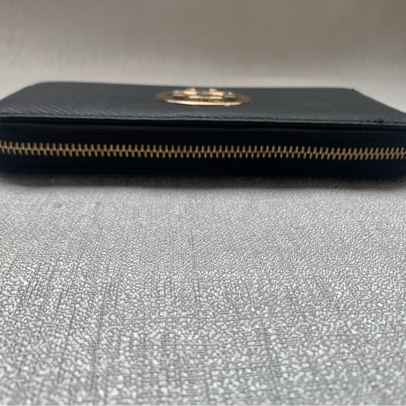 Authentic Tory Burch black pebble leather wallet with gold hardware - Picture 2 of 10